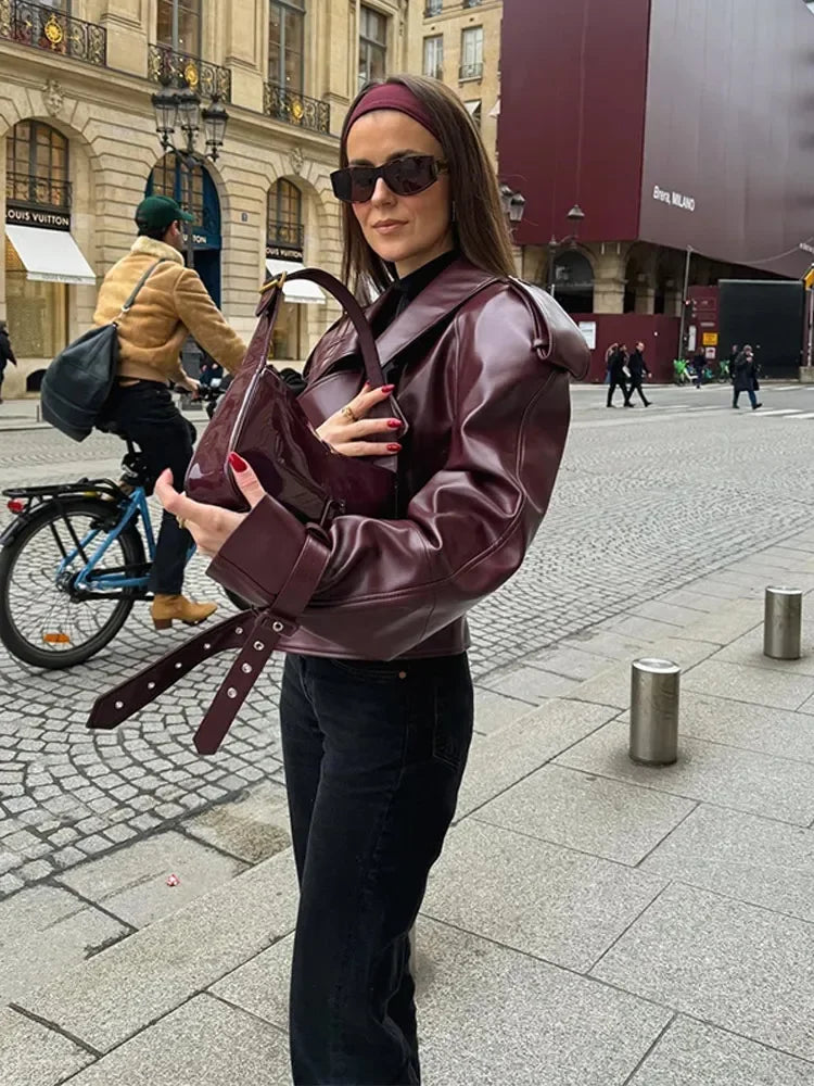 Veste en cuir oversize bordeaux, stylée et audacieuse