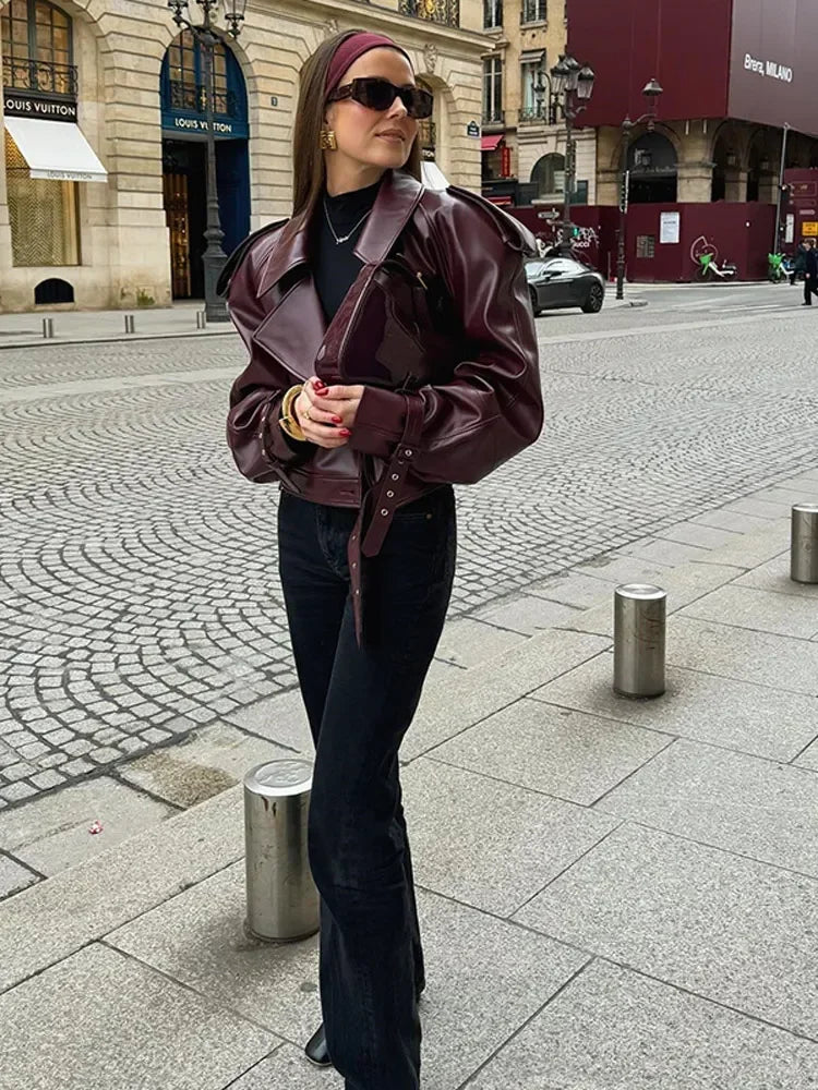 Veste en cuir oversize bordeaux, stylée et audacieuse