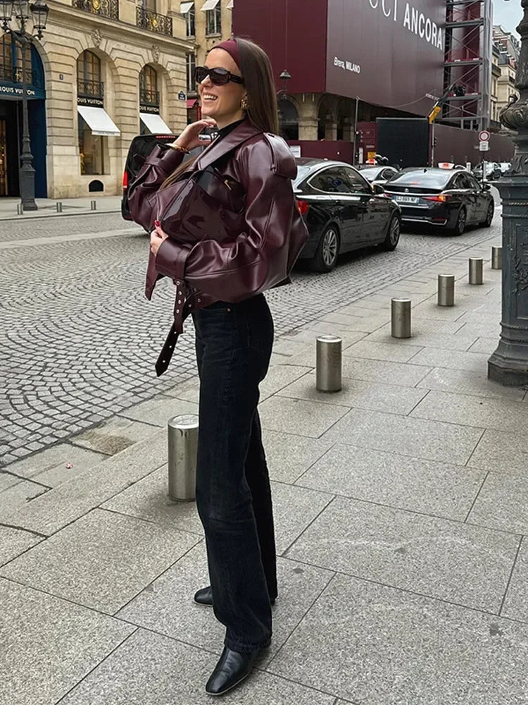 Veste en cuir oversize bordeaux, stylée et audacieuse